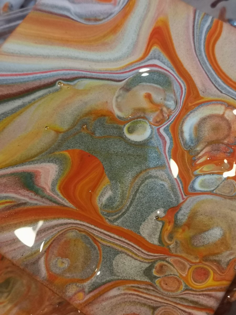MahmyRachel's tweet photo. Playing with colours and silicone oil to create surprising outcomes in fluid art.
#artteacherfun
#fluidartplay https://t.co/JiY5XR6BI2