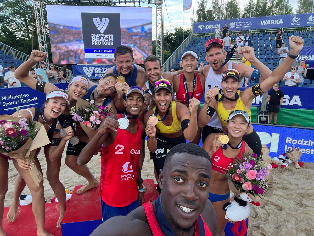vp_lili_paula's tweet photo. BRONZE MEDAL 🥉🤩 in Stare Jablonki🇵🇱

Super excited to finally reach the semis and end up with a medal ☺️🫶

We wish 🇨🇦 a speedy recovery ❤️‍🩹🙏

Next up Ostrava 🇨🇿❤️🫶

📸 @BeachVBWorld 

#UCAM #ProyectoFER #Iberdrola #EvilEyeEyewear #VichyCatalan #AytoOrihuela  #VoleyPlaya https://t.co/Bk9LaQF9uS
