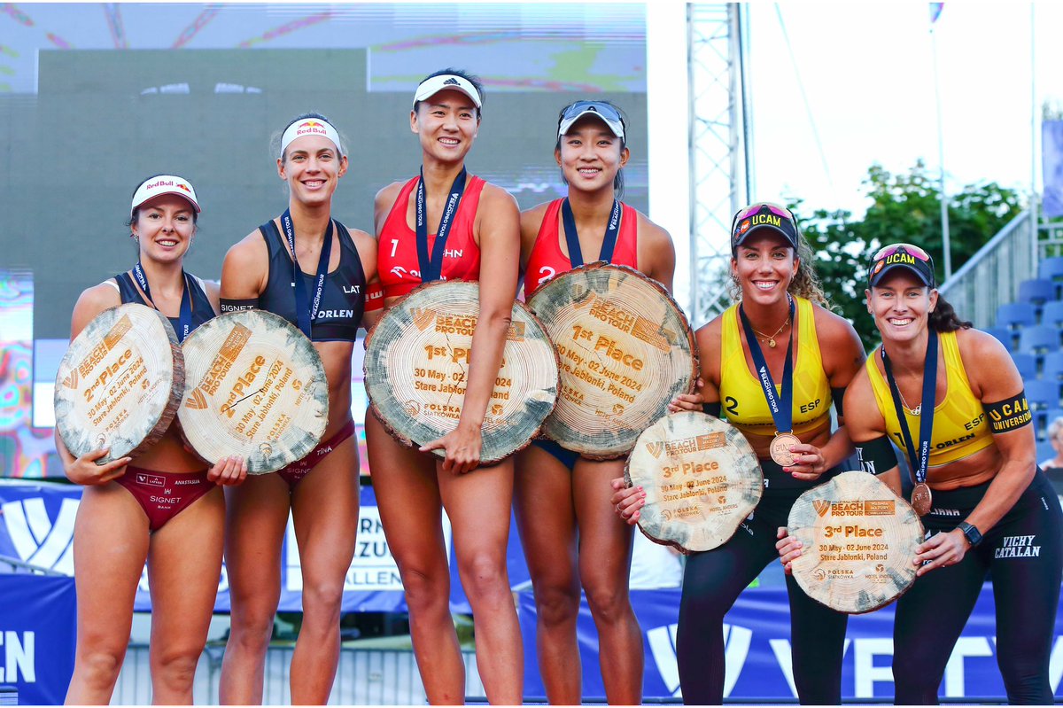vp_lili_paula's tweet photo. BRONZE MEDAL 🥉🤩 in Stare Jablonki🇵🇱

Super excited to finally reach the semis and end up with a medal ☺️🫶

We wish 🇨🇦 a speedy recovery ❤️‍🩹🙏

Next up Ostrava 🇨🇿❤️🫶

📸 @BeachVBWorld 

#UCAM #ProyectoFER #Iberdrola #EvilEyeEyewear #VichyCatalan #AytoOrihuela  #VoleyPlaya https://t.co/Bk9LaQF9uS