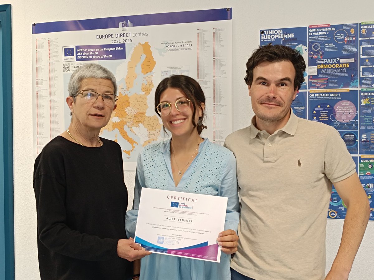 EuropeDirectPyr's tweet photo. 🇪🇺 Certificat Corps européen de solidarité pour Alice Sansone🫶🇮🇹🇮🇹
Notre volontaire sicilienne termine son activité de volontariat au sein de notre équipe aujourd'hui 😥 Nous lui avons également remis le certificat #Youthpass ! Tu vas nous manquer ! https://t.co/bH79zBYwxH
