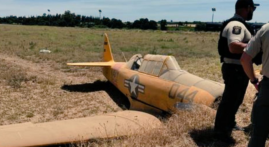ivancp25's tweet image. #AccidenteAéreo de un avión #NorthAmerican #T6Texan, que aterrizó forzosamente tras agotar todo su combustible, en un terreno en #Empire, #StanislausCounty, al Este del Aeropuerto de #Modesto (MOD/KMOD), en #California, EEUU 🇺🇸. Los 2 ocupantes sufrieron heridas leves. 01-06-24