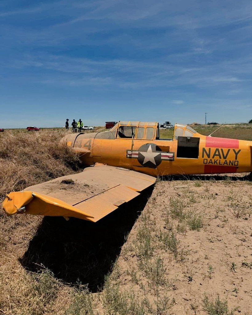 ivancp25's tweet image. #AccidenteAéreo de un avión #NorthAmerican #T6Texan, que aterrizó forzosamente tras agotar todo su combustible, en un terreno en #Empire, #StanislausCounty, al Este del Aeropuerto de #Modesto (MOD/KMOD), en #California, EEUU 🇺🇸. Los 2 ocupantes sufrieron heridas leves. 01-06-24