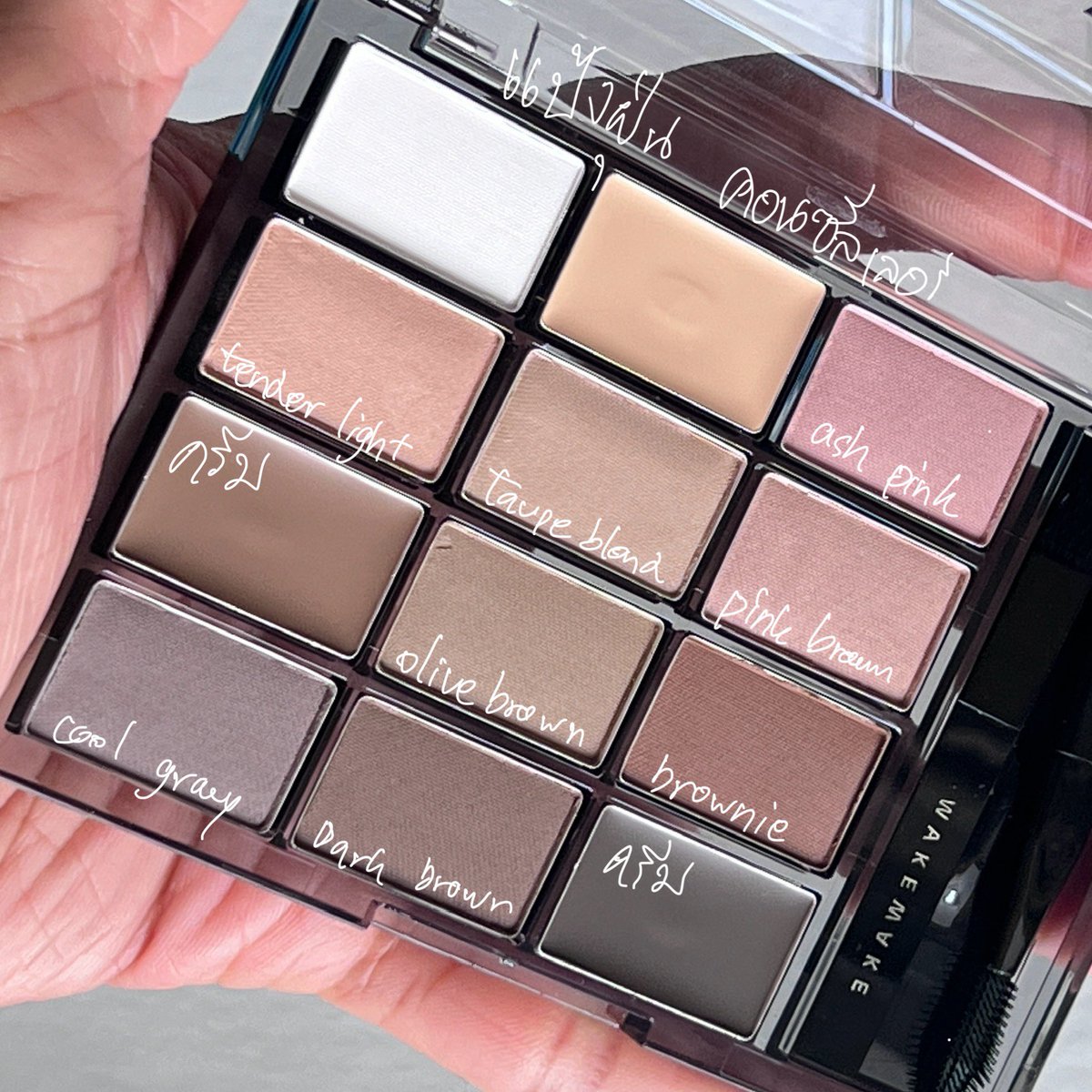 Popsiclet92's tweet photo. Wakemake soft drawing brow palette เห็นออกปุ๊บคือรู้เลยต้องมี ลองแล้วรักมาก ยิ่งใครเน้นใช้ฝุ่นเขียนคิ้วแบบนุ่มๆ ต้องมี สีทั้งหมดจะติดโทนตุ่นไล่เฉดธรรมชาติวอมคูล กลุ่มสีอ่อนเอามาเกลี่ยหัวคิ้ว คอนทัวตา เฉดดอลลี่อายได้ สีน้ำตาลเข้มใช้เบลนด์ไลเนอร์ได้ เม็ดสีติดกำลังดี เนียน เกลี่ยง่าย แต่ไม่ทึบเข้มจนเกินไป ค่อยๆ บิ้วได้ สีครีมก็เอาไว้เติมเส้นขนในส่วนที่แหว่งหรือต้องการเน้นความเข้ม แปรงที่แถมก็ใช้ได้ดีเลย เป���ะมาก

ตอนแรกก็คิดว่าอาจจะเหมาะแค่กับช่างมั้ย แต่จริงๆแล้วเป็นพาเลตต์สีแมตต์เอฟเวรี่เดย์ได้เลยนะ สำหรับเบสิคการสร้างโครงแก้แสงเงาพื้นฐาน เอาไปฝีกใช้ได้กับหลายลุคเลย

การติดทนคือโอเคนะ อาจจะมีเลือนบ้าง แต่ถ้าคิ้วน้อยหรือไม่มีขนคิ้วเลยก็แนะนำใช้คู่กับดินสอเขียนคิ้วด้วย จะติดทนมากขึ้น