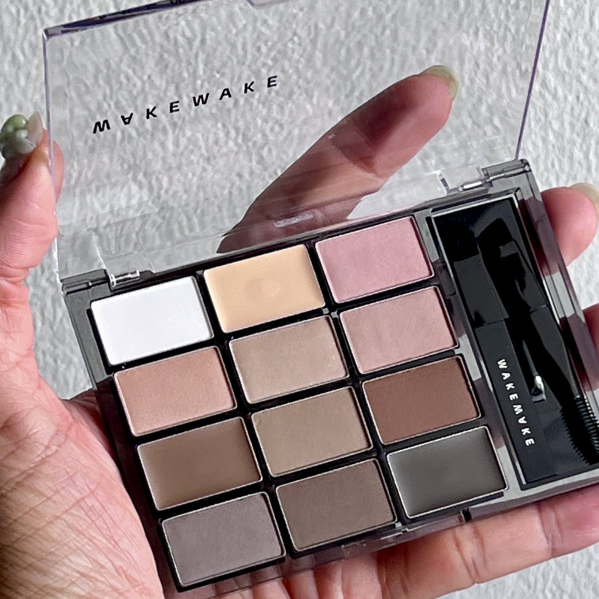 Popsiclet92's tweet photo. Wakemake soft drawing brow palette เห็นออกปุ๊บคือรู้เลยต้องมี ลองแล้วรักมาก ยิ่งใครเน้นใช้ฝุ่นเขียนคิ้วแบบนุ่มๆ ต้องมี สีทั้งหมดจะติดโทนตุ่นไล่เฉดธรรมชาติวอมคูล กลุ่มสีอ่อนเอามาเกลี่ยหัวคิ้ว คอนทัวตา เฉดดอลลี่อายได้ สีน้ำตาลเข้มใช้เบลนด์ไลเนอร์ได้ เม็ดสีติดกำลังดี เนียน เกลี่ยง่าย แต่ไม่ทึบเข้มจนเกินไป ค่อยๆ บิ้วได้ สีครีมก็เอาไว้เติมเส้นขนในส่วนที่แหว่งหรือต้องการเน้นความเข้ม แปรงที่แถมก็ใช้ได้ดีเลย เป���ะมาก

ตอนแรกก็คิดว่าอาจจะเหมาะแค่กับช่างมั้ย แต่จริงๆแล้วเป็นพาเลตต์สีแมตต์เอฟเวรี่เดย์ได้เลยนะ สำหรับเบสิคการสร้างโครงแก้แสงเงาพื้นฐาน เอาไปฝีกใช้ได้กับหลายลุคเลย

การติดทนคือโอเคนะ อาจจะมีเลือนบ้าง แต่ถ้าคิ้วน้อยหรือไม่มีขนคิ้วเลยก็แนะนำใช้คู่กับดินสอเขียนคิ้วด้วย จะติดทนมากขึ้น