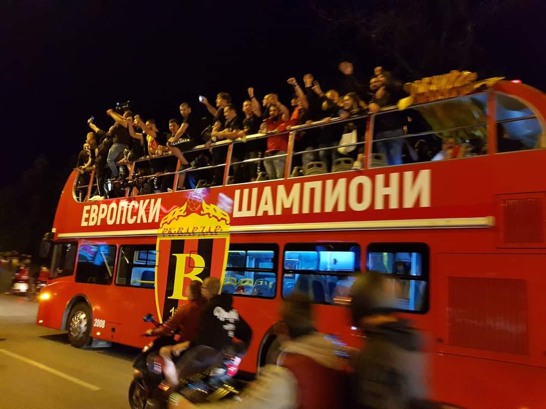Плоштад Македонија, пред пет години.
Комуњари, Не можете да уништите нешто што не умира.