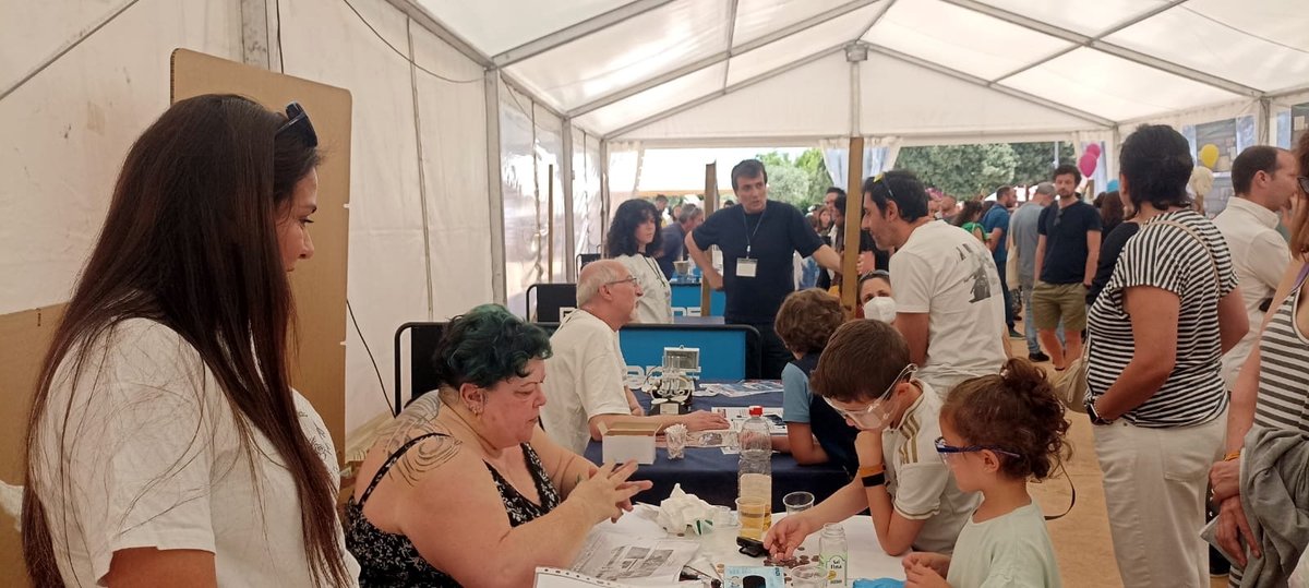 Magnífica participación de nuestro instituto en  #VentuCiencia, la feria científica de Venturada 
Experimentos catalíticos, tecnologías del hidrógeno, el juego de los catalizadores y, como colofón, el espectáculo «Taumaturgia científica»
Gran interés de los visitantes más jóvenes