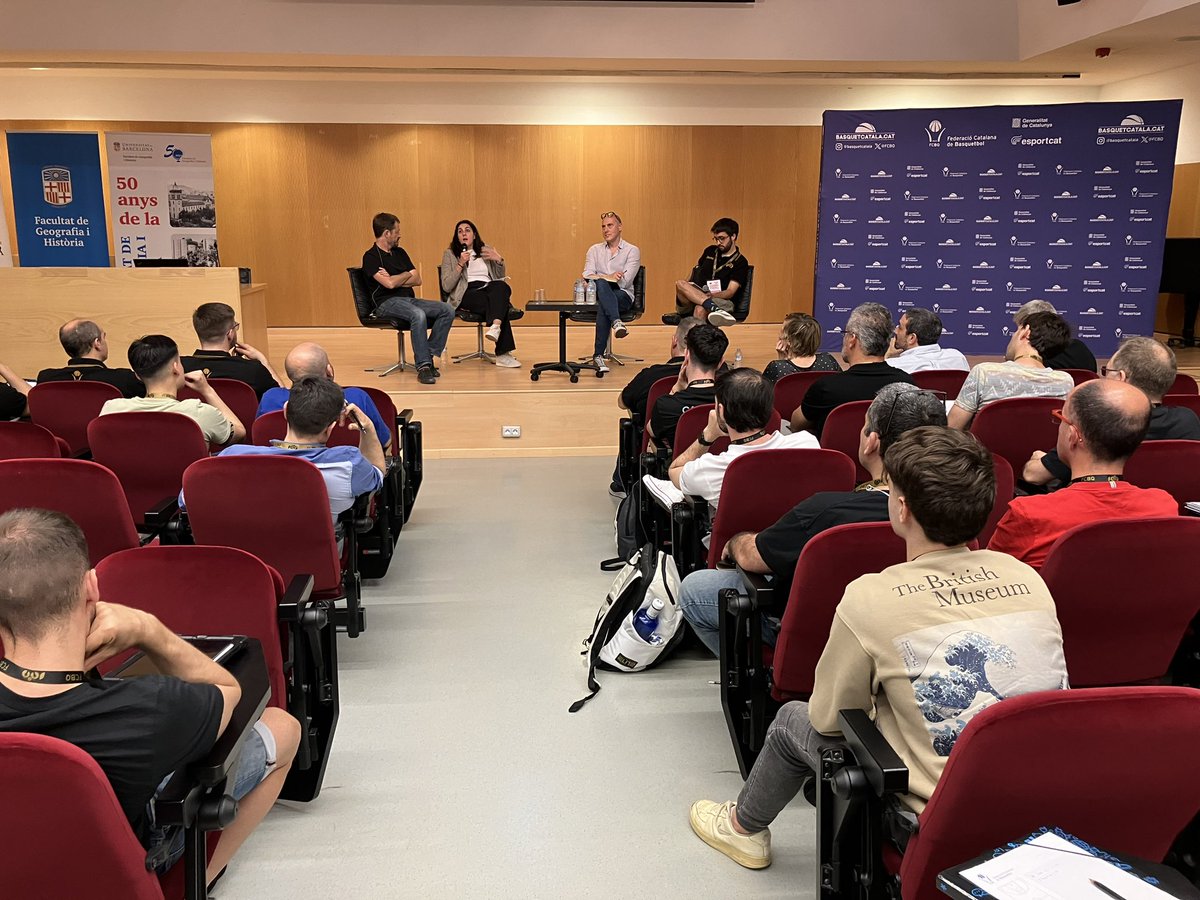 UniBarcelona's tweet image. #EsportsUB | 🏀 Èxit de participació en el II Congrés d’Analítica Aplicada al Bàsquet celebrat a @GH_UB, organitzat per @FCBQtecnic i @ACEEBbasquet.

🗣️ Durant dues jornades, els prop de 150 participants han pogut gaudir de la presència d’especialistes del sector, com Alexander…