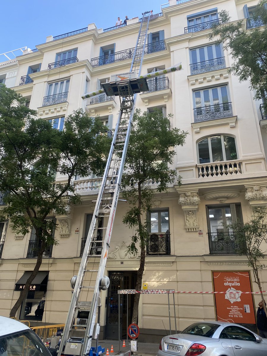 MudanzasMAD's tweet photo. Mudanzas Madrid realizando elevación de toldo (6metros) en Atico de Madrid a 24 metros de Altura. #mudanzasmadrid #elevadordemuebles #grupomadrid #gruasdemudanzas #guardamuebles #embalajes https://t.co/gqCDlnGkb0