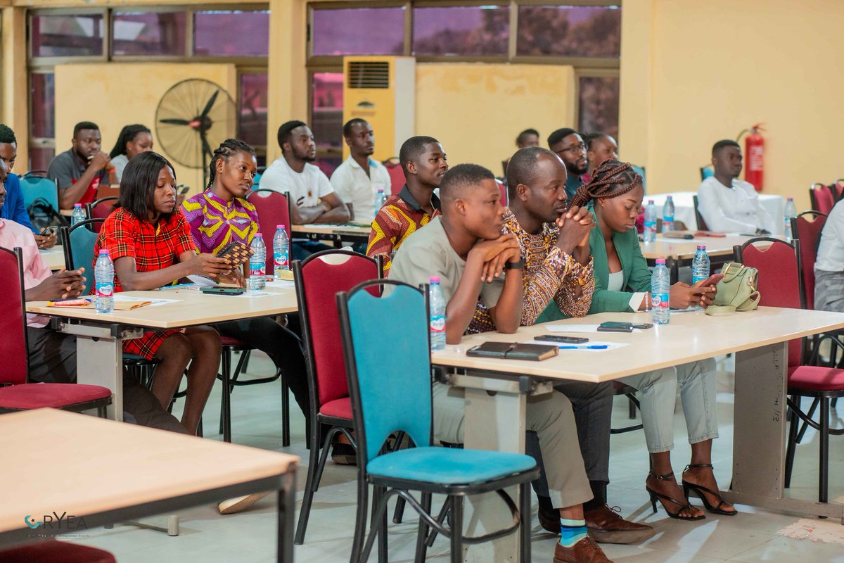Ajwillzgh's tweet photo. What are the chances of survival in the next decade with the high levels of air pollution on the rise and drastic change in climate? 

Any thoughts?

I had the opportunity to talk to young entrepreneurs in Eastern Region at a summit. 
#CleanAirGhana #Bckdua https://t.co/1Ddv4zcmjM