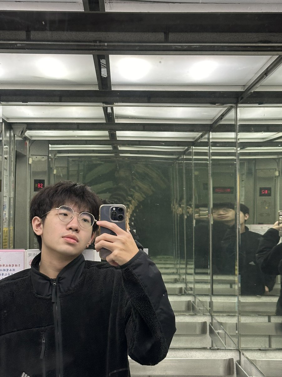 weiyeeee15's tweet photo. 先忽略鏡子裡的我^ ^ https://t.co/ASIyjWR4M8