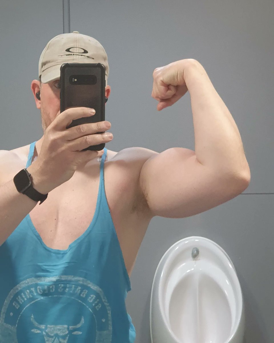 GavinWi79234383's tweet photo. Sweaty #PullDay and #cardio to start the week. New week, new gains! #bodybuilding #muscle #rowtogrow #getwide #gethuge #pumped #fitness #biceps #guyswithbeards #guyswholift #beardedmuscle #bettergymsidcup https://t.co/wwGuNY2r91