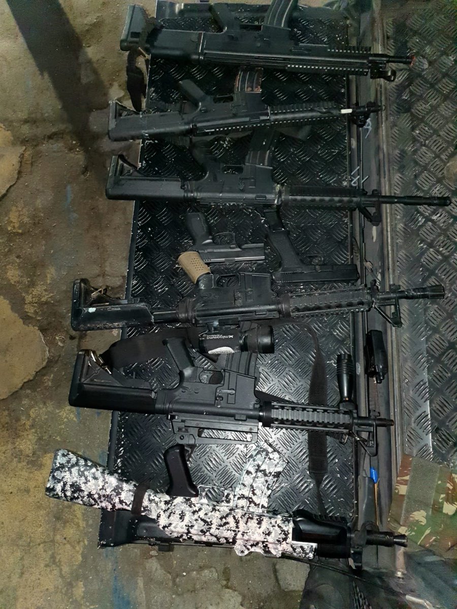 Seis réplicas de fuzil, duas réplicas de pistola e um rádio transmissor foram apreendidos em Parada de Lucas, na Zona Norte do Rio de Janeiro, por policiais militares do #BPChq. A ocorrência está em andamento.