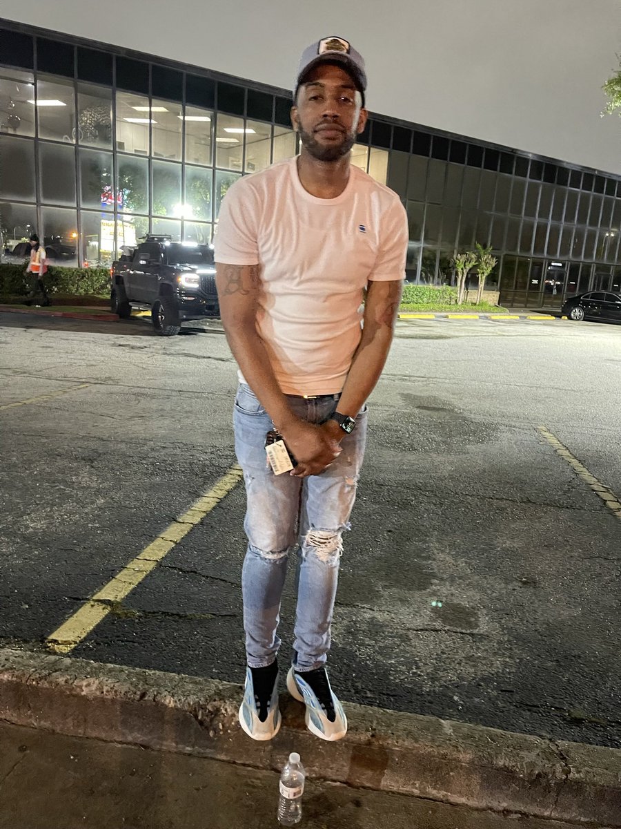alimoe_'s tweet photo. That one time in houston 😂 https://t.co/wRfrWur9ze