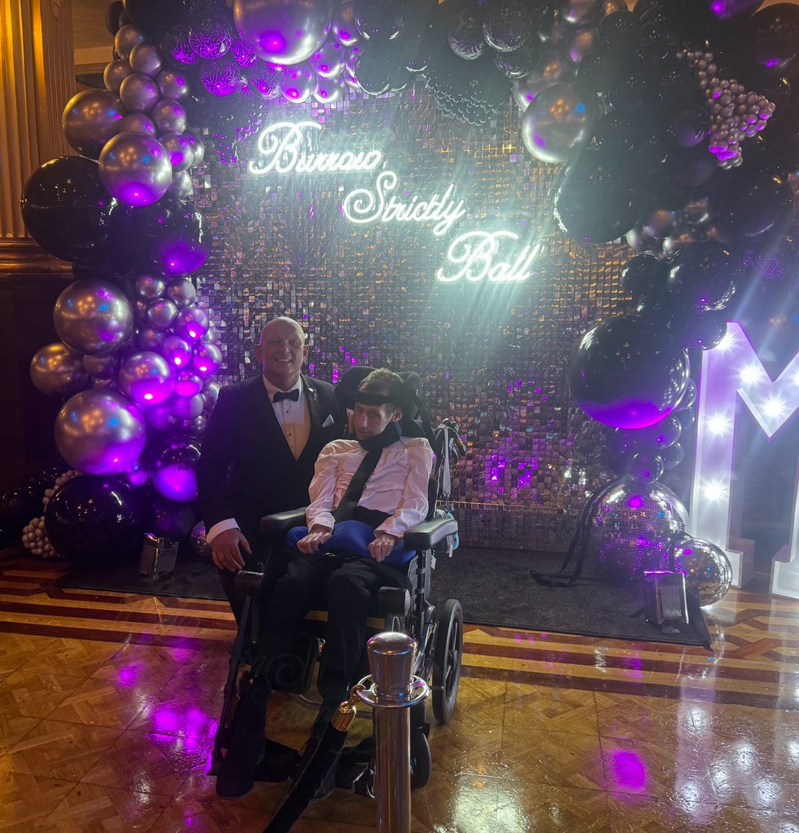 PaulBoothMC's tweet image. So proud to have met, worked with &amp;amp; for the family of @Rob7Burrow A truly loyal man to his family &amp;amp; sport who is now free from the most cruel MND - To be the MC who brought he &amp;amp; Kev over the line will live with me forever, Lynsey below took our final pic just 5 weeks ago #riprob