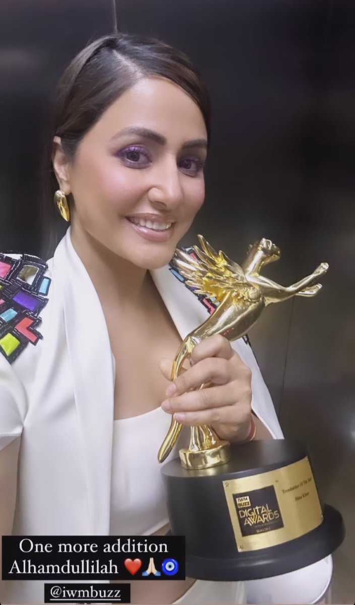 Last night, Hina Khan attended the IWM Digital Awards function, where she was honored with the "Trendsetter of the Year" award.

#HinaKhan #IWMBuzzAwards
