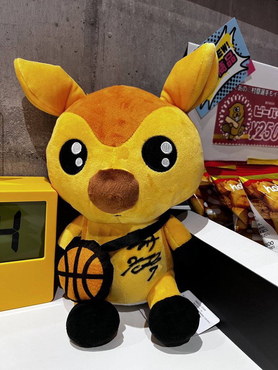 X_park1510's tweet photo. 先日、マッキーがふらっと寄ってくれました^_^
群馬を離れてもこうやって来てくれるマッキーはほんと良い人😊✨
そしてなんと！シカッチェ(康平ちゃんとのWサイン入り)をいただきました✨
ありがとう！
X PARK1510に飾ります！

#バンビシャス奈良
#古牧昌也
#笠井康平
#シカッチェ
#XPARK1510 https://t.co/ZYyOTjfL2i