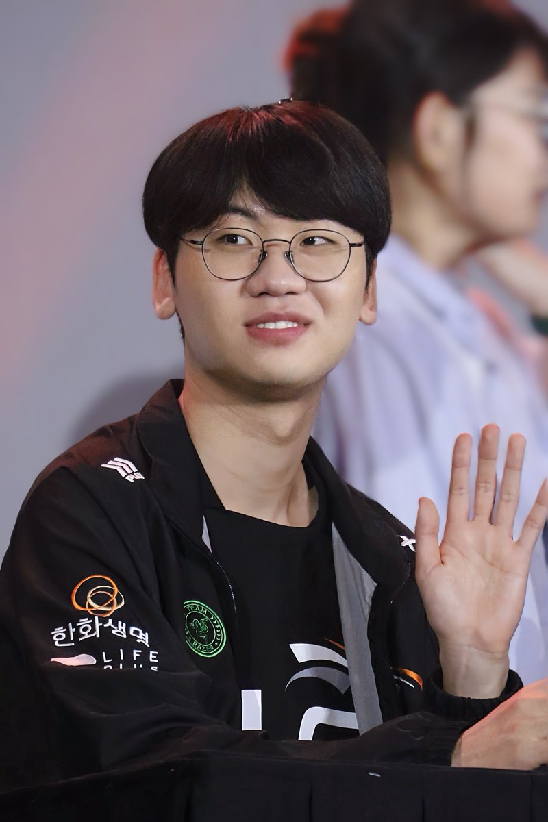 NN132310's tweet photo. 👋🏻👋🏻 🧡
#LCK #LCKVietnam #HLE #HLEGlobalFanFest
@doran_choi @HLEofficial @lckvietnam https://t.co/aWLawhXsBU