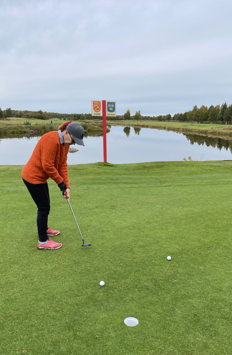 Pillandia's tweet photo. SE - Gränsen mellan Sverige och Finland. 
FI - Ruotsin ja Suomen raja. 
EE - Rootsi-Soome piir. 
IT - Confine tra Haparanda (Svezia 🇸🇪) e Tornio (Finlandia 🇫🇮) all'interno di un campo da golf. 
🌐: 65°51'44.2"N 24°08'37.0"E. 

#Border #Sweden #Finland #Haparanda #Tornio #Raja https://t.co/vaCgYoHfbY