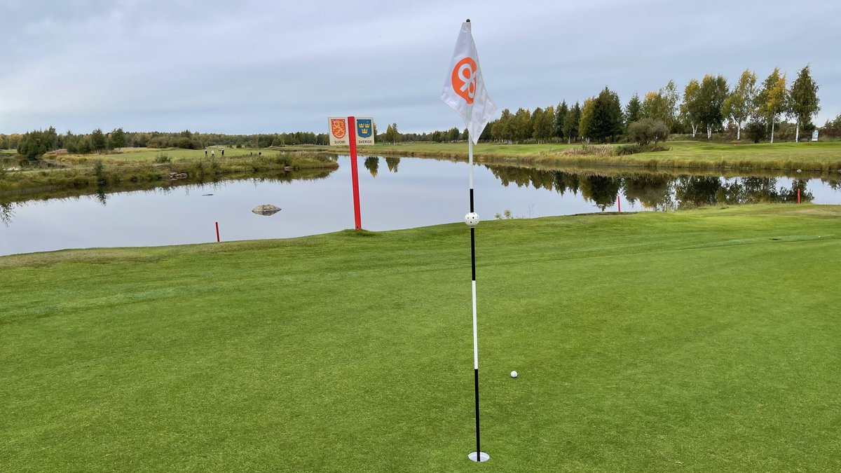 Pillandia's tweet photo. SE - Gränsen mellan Sverige och Finland. 
FI - Ruotsin ja Suomen raja. 
EE - Rootsi-Soome piir. 
IT - Confine tra Haparanda (Svezia 🇸🇪) e Tornio (Finlandia 🇫🇮) all'interno di un campo da golf. 
🌐: 65°51'44.2"N 24°08'37.0"E. 

#Border #Sweden #Finland #Haparanda #Tornio #Raja https://t.co/vaCgYoHfbY