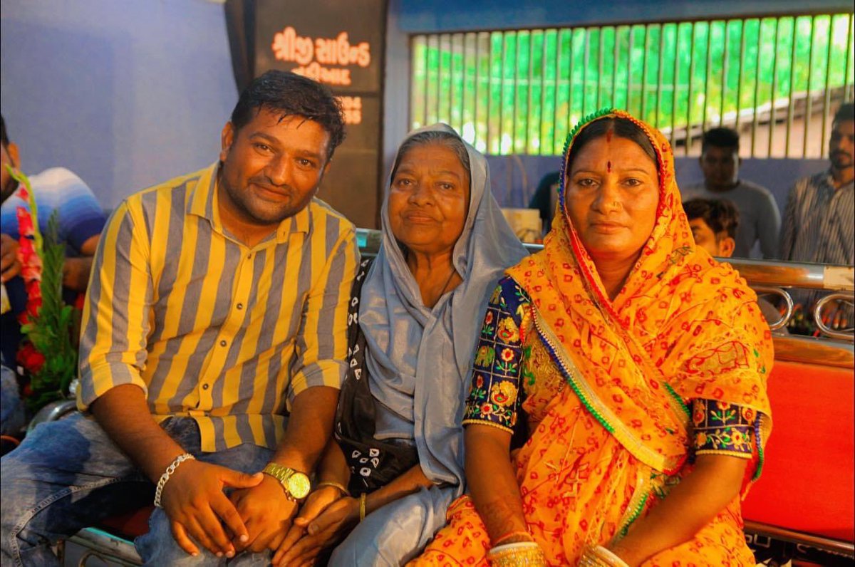 મારા મમ્મી અને મોટા બહેન…..