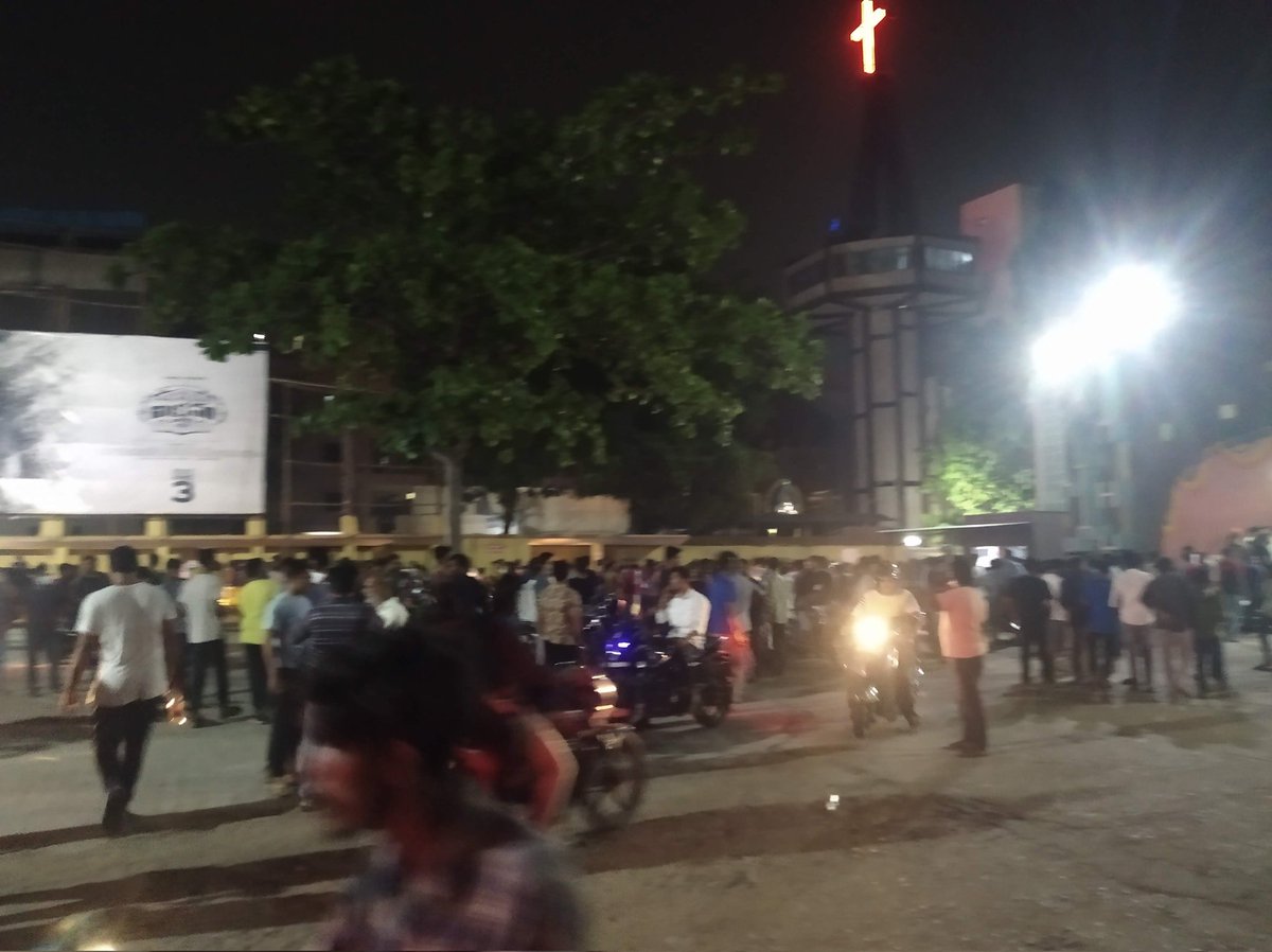YuvaRaaju01's tweet image. 9YEARSNUNDI DISASTER MOVIES DAY 1 FULLS BT ASALAINA CINEMA PADALE,2ND SHOW KI FULL BOARD #SHANTI LO MASS RUN AFTER YEARS,  4DAYS 2nd SHOW FULLS @ikamalhaasan 
PAST 5YRS LO HIGHEST RUN IN HYD DUBBING MOVIES LO 💥 #Kamal range ni TELUGU CINEMA lo prove chesina roju
#2YearsOfVikram
