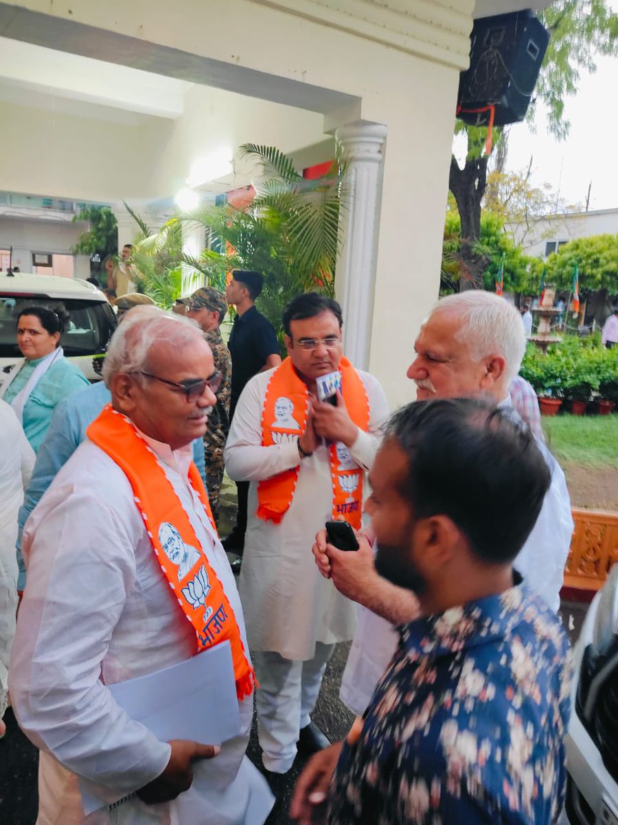 ravinayyarbjp's tweet photo. लोकसभा चुनाव 2024 के लिए देश के विभिन्न प्रदेशों में प्रवास पर गए राजस्थान के भाजपा कार्यकर्ताओं की प्रदेश कार्यालय में आयोजित बैठक में सम्मिलित हुआ। 
#लोकसभा_चुनाव_2024 #BJP #राजस्थान https://t.co/RnSKtrBu86
