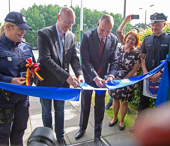 Na przejściu granicznym Świnoujście-Ahlbeck otwarto w końcu pierwszy na wyspach polsko-niemiecki punkt policyjny. Starania o jego uruchomienie Świnoujście podjęło już dawno temu. 

Od teraz na granicy działać bedą trzy mieszane patrole, których „kompozycja” pozwoli przede