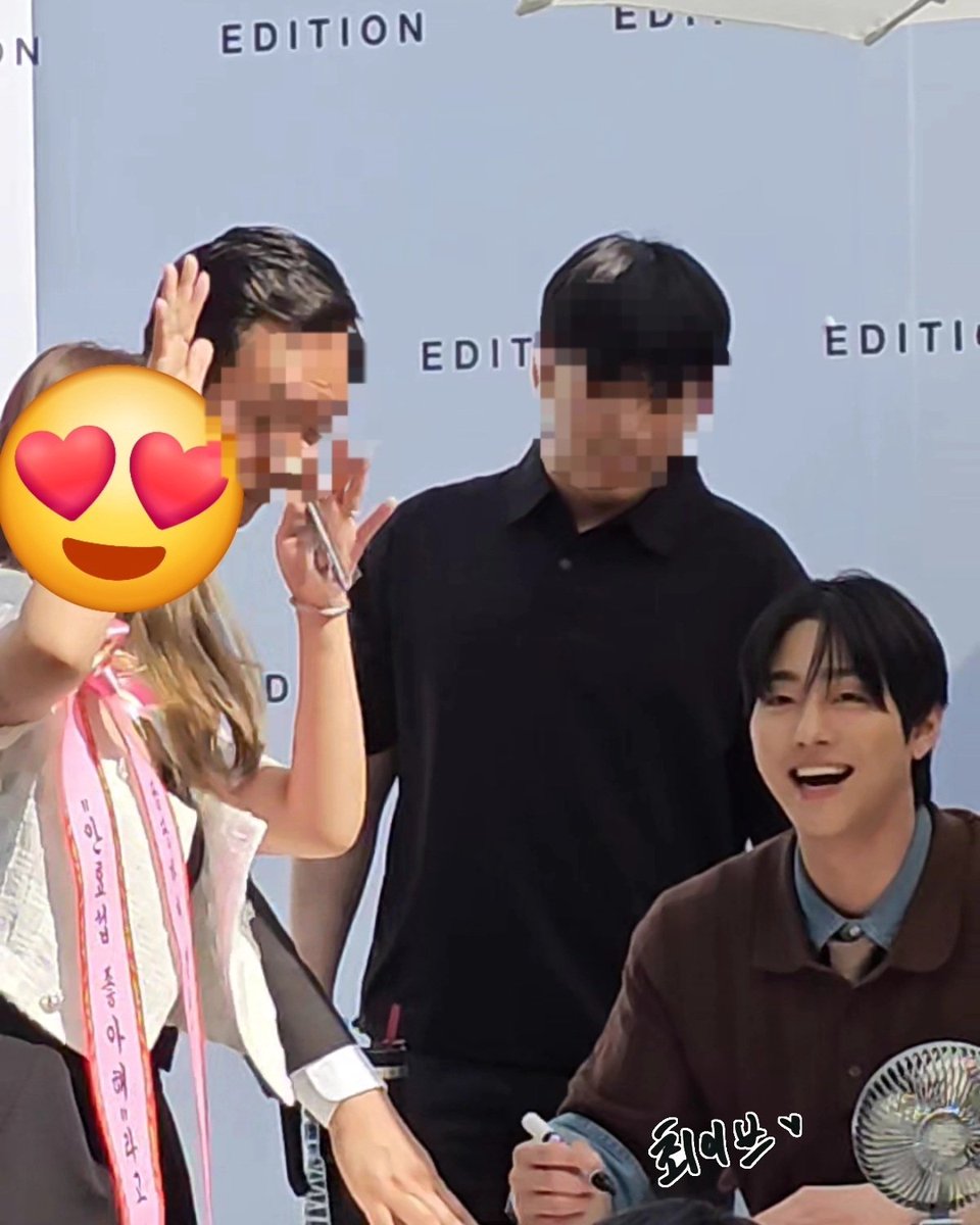 안효섭 좋아한다고 말하고 왔냐며 ㅋㅋ
좋아한다 말하고 오늘 같이 왔다고 하니 
우리신랑 계속 어딨냐며 찾아 ㅋㅋㅋㅋㅋㅋㅋㅋㅋ
뎔국 우리신랑 발견하고는 환하게 웃으며 서윗하게 인사해주는데..
부러울일이냐고...
우리신랑만 계탄너낌.....

#안효섭 #ahnhyoseop #安孝燮 #paulahn #アンヒョソプ