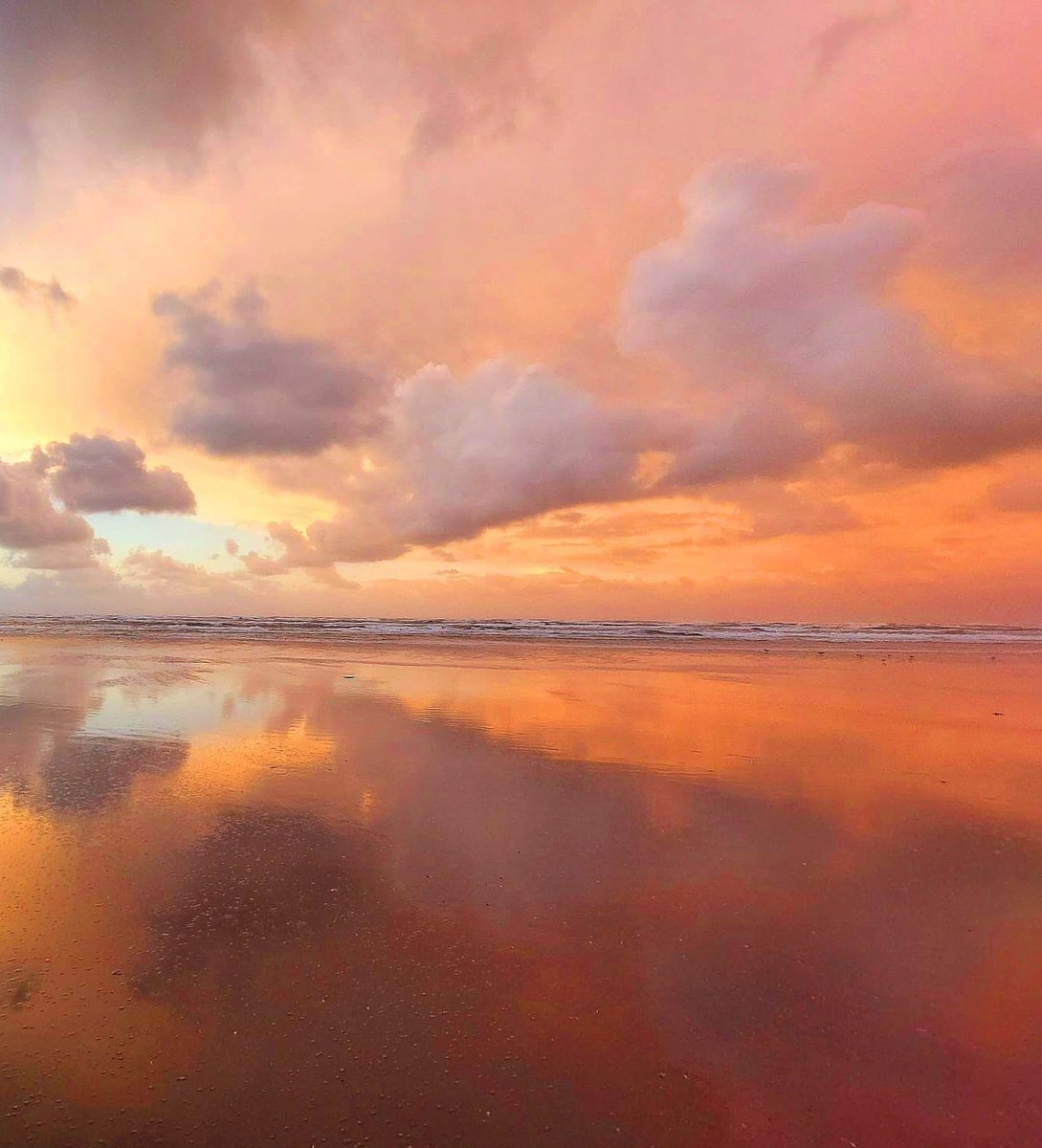 'Kleur verloopt vloeiend
Lucht en aarde versmelten
Spiegelende tijd'
#verloop #haiku  #junieke_fotografie @SiaWindig #fotochallenge #ameland #spiegeling #reflectie