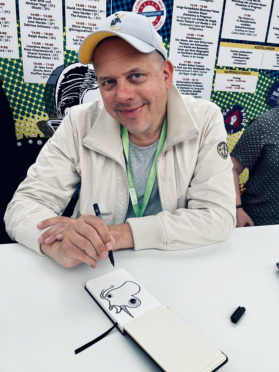 Coram_Bell's tweet photo. POV: Ein siebenjähriges Mädchen bringt ein Blatt mit Wackelaugen drauf zu @ralphruthe|s Signierstunde mit und er soll etwas drumrum zeichnen. Hat er gemacht: https://t.co/ewGaRNHnsh