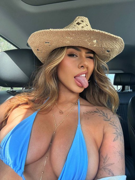 Is blue hot? 😈 https://t.co/wiBavVMaA7