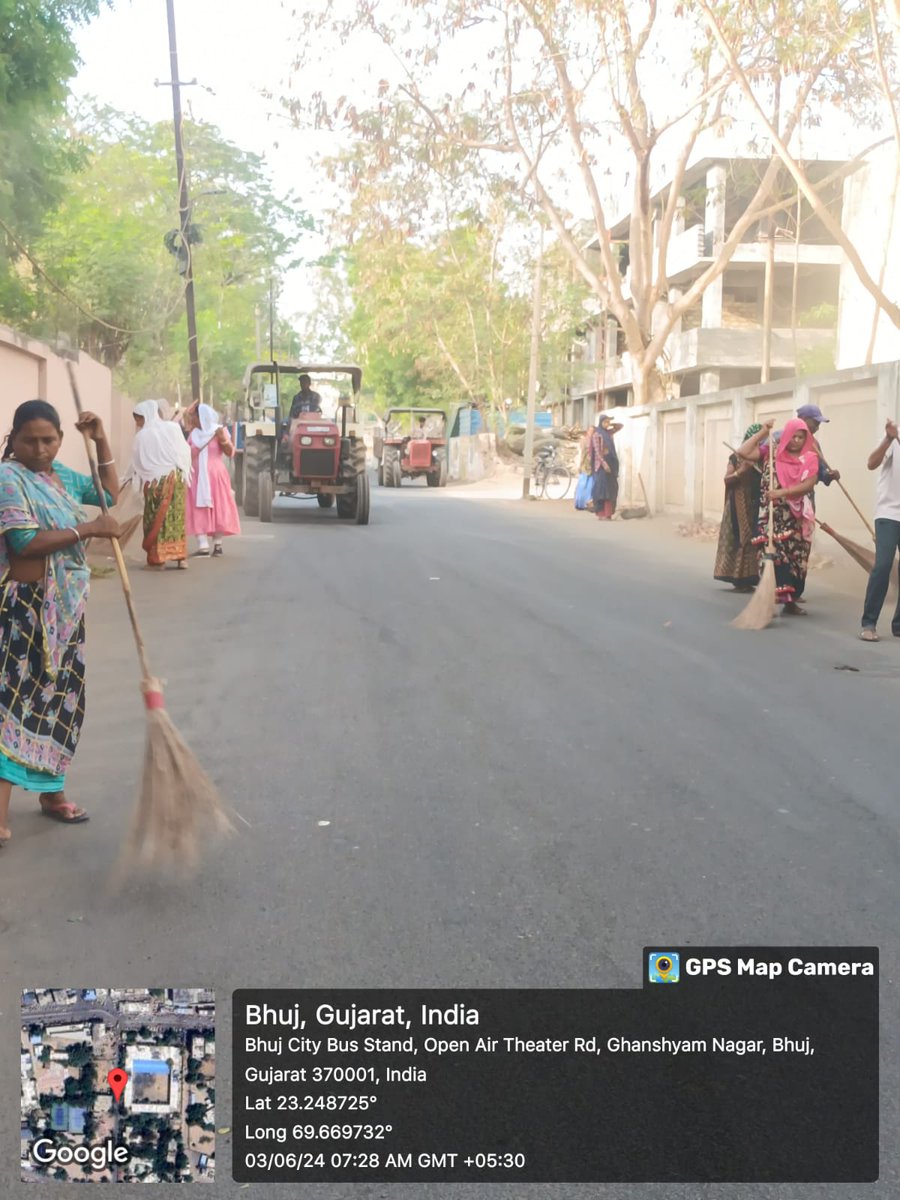 નિર્મળ ગુજરાત ૨.૦ હેઠળ "સ્વચ્છતા પખવાડિયા" ની ઉજવણીના ભાગરૂપે ભુજ નગરપાલિકાના વોર્ડમેન તેમજ સફાઇ કર્મચારીઓ દ્વારા આજ રોજ તા. ૦૩/૦૬/૨૦૨૪ ના રોજ ભુજ શહેરના રેલવેસ્ટેશન પાસે તેમજ લકઝરી બસ સ્ટેન્ડ પાસે ની સફાઇ કામગીરીની ઝુંબેશ હાથ ધરવામાં આવી. 
#swachhtapakhwada 
<a href="/sbmugujarat/">Swachh Bharat Mission Urban - Gujarat</a> @