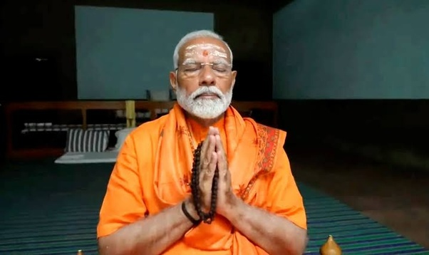 इस देश की जनता प्रधानमंत्री को मंदिर में पूजा करते देखने की आदी नहीं है।

इस देश ने एडविना माउंटबेटन की कमर में हाथ डाल कर नाचते प्रधानमंत्री को देखा है।

इस देश ने मजारों पर चादर चढ़ाते प्रधानमंत्री को देखा है।

यह जनता प्रधानमंत्री को पार्टी अध्यक्ष के सामने नतमस्तक होते
