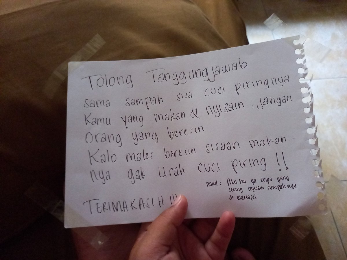 roico2k's tweet photo. Tailahh gara - gara satu orang nehhh
Padahal hampir tiap hari barang - barang dia didapur kami buangin karna sejorok itu. Emang dasarnya jorokk💩💩 https://t.co/uWCi9XZxm2