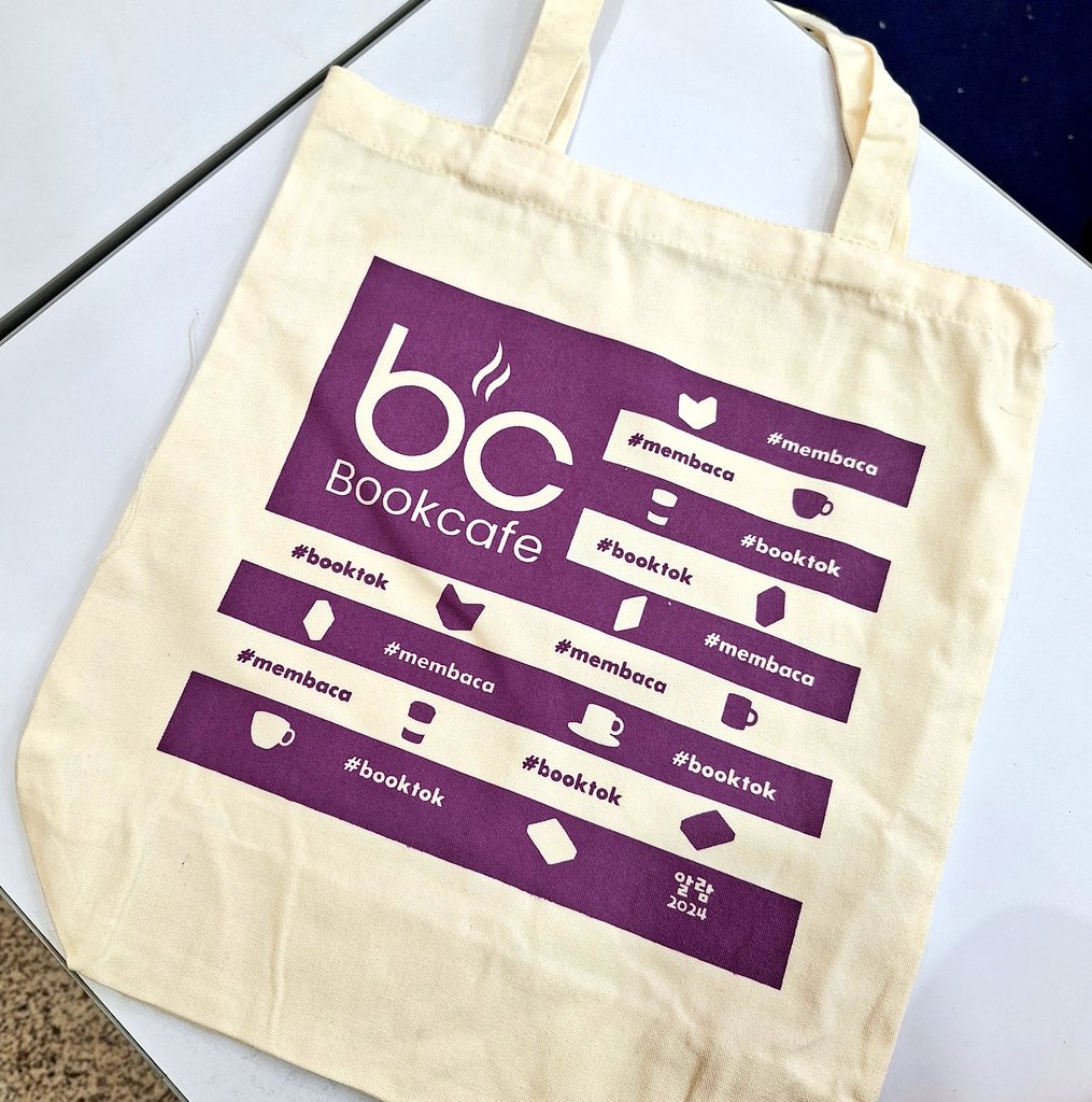 alamanuar_'s tweet photo. Terima kasih para pemilik tote bag @awanlitra dan @kedaibookcafe selama 10 hari di pesta buku. Salah satu sumbangan Alam sempena #PBAKL2024 . Pertama kali menghasilkan merch. 

Signature: 알람 2024 https://t.co/GmvhIHnbeU