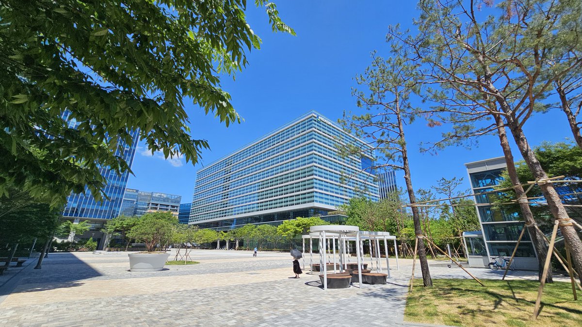 날씨가 너무 좋네요.
짧다면 짧은 기간, 길다면 긴 기간 이었습니다.
공채1기로 들어온 첫회사 품을 떠나, 다시 여러 도전을 통해 더 좋은 아티스트가 되려합니다! 모두 날 지켜봐줘~! 🔥🔥🔥
그러므로 외주 및 업무 문의는 jslee68001@gmail.com 로 부탁드려요 ^-^