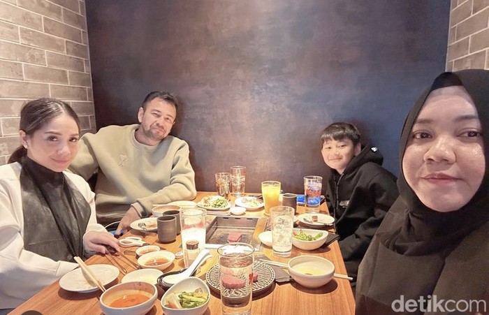 detikfood's tweet photo. #Foto Shela Lala atau akrab disapa Mba Lala dikenal sebagai pengasuh Rafathar yang dekat dengan Raffi Ahmad dan Nagita Slavina ternyata hobi kulineran juga loh.
>>https://t.co/PZnjQ94nmX
Foto: YouTube/instagram shela_lala96
#RaffiAhmad #NagitaSlavina #mbaklala #Rafathar https://t.co/tckVgmQ2zO