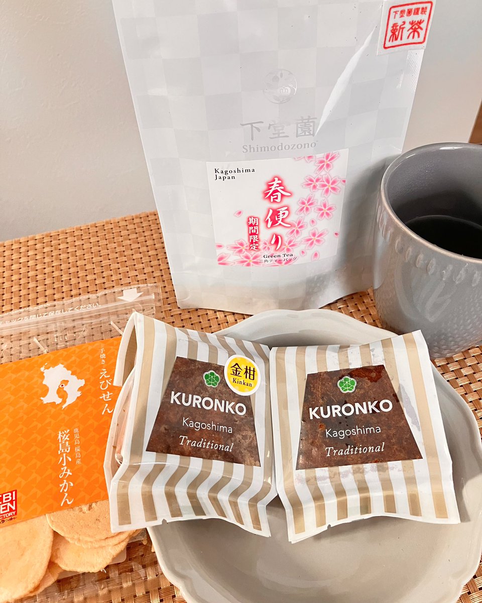 kinako25515369's tweet photo. Instagramにて🍀
下堂薗さま
@tea_shimodozono 
のプレゼントキャンペーンにて
お茶とおやつのセットをいただきました♡
KURONKO（黒砂糖のおやつ）また食べたいな😋💕
#pr
#下堂薗
#当選報告 https://t.co/7e7LYw9XWa