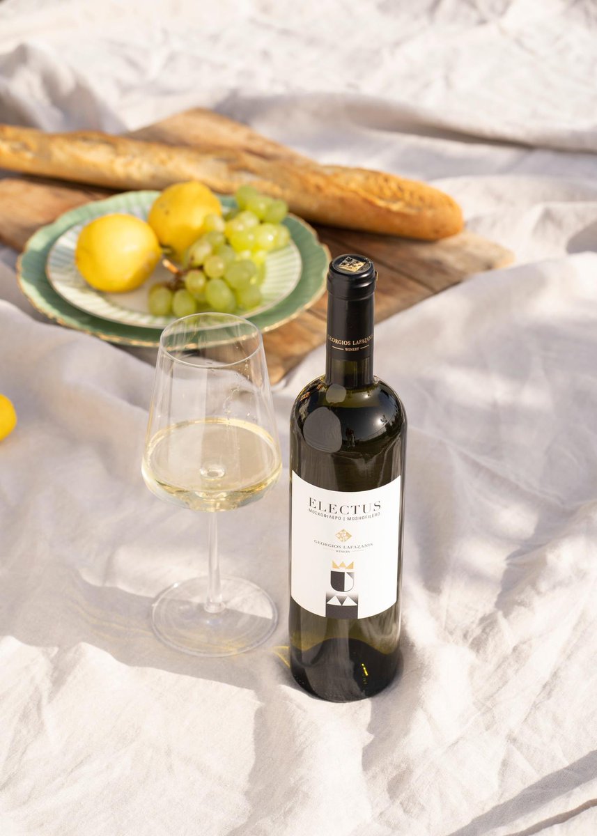 GeorgiosLafazan's tweet photo. •Summer is just around the corner!

The weather is fine… What better way to elevate your #picnic than with a chilled bottle of refreshing white wine, such as ‘Electus’!?

[ 🧺  🍾  🥖  🍇 ]

#georgioslafazaniswinery | #glw | #greekwine | #winesofgreece | #electus https://t.co/ehZfSomWS7