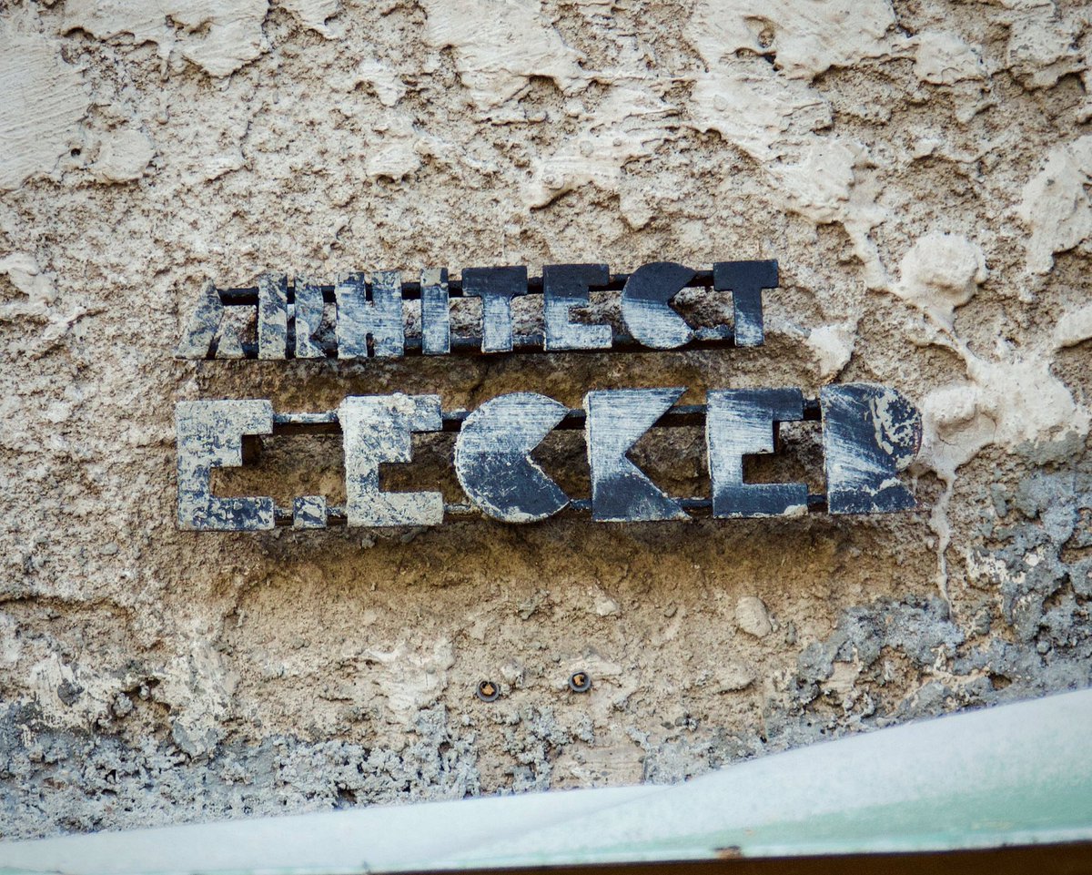 Forgotten name tablet of an architect from the Art Deco era, on the wall of a house in Cotroceni quarter of Bucharest. #namerablet #artdeco #lettering #cotroceni #bucharest #balkans #southeasteurope #casedeepoca #valentinmandache