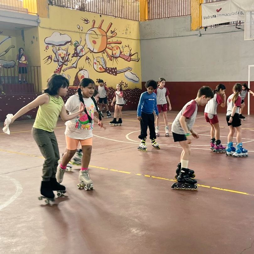 ImmaVedruna's tweet photo. Divendres, pati de #4tPRIM
Patins: una proposta d'assemblea.
La importància de parlar i escoltar, d'organitzar l'escola per a que cadascú tingui espai propi. https://t.co/Q34Y5ItcL7