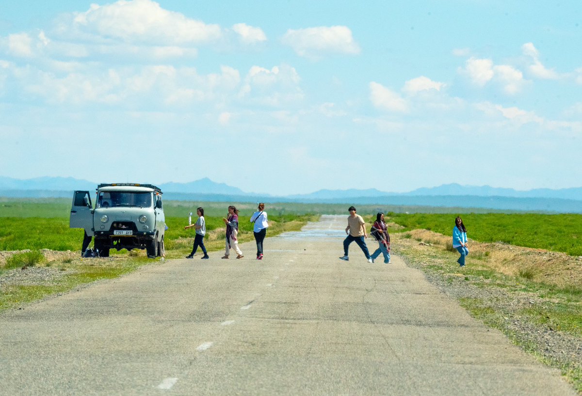 Зам дээр эгнэж суугаад зураг авахуулж буй жуулчид машины бараанаар хоёр тийш болов. Сэтгэгдэл өндөр байгаа харагдана. 
Жич: Нисэх дээрх буутай цагдаа бол буруу мессеж өгнө. Оронд нь камерын хяналт, лавлах утсаа сайжруулаад, гомдлыг нь шуурхай шийдэхэд анхаарна биз ээ.
