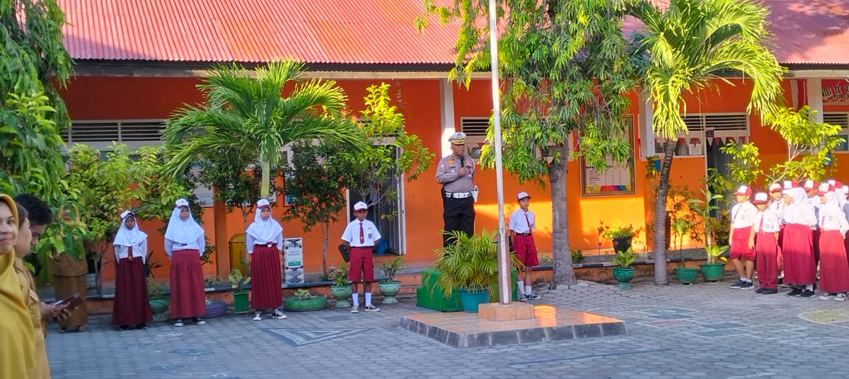 Kasubdit Kamsel bertindak selaku Inspektur upacara diahri senin dalam rangka Police Go To School di salah satu SDN Di kota Palu