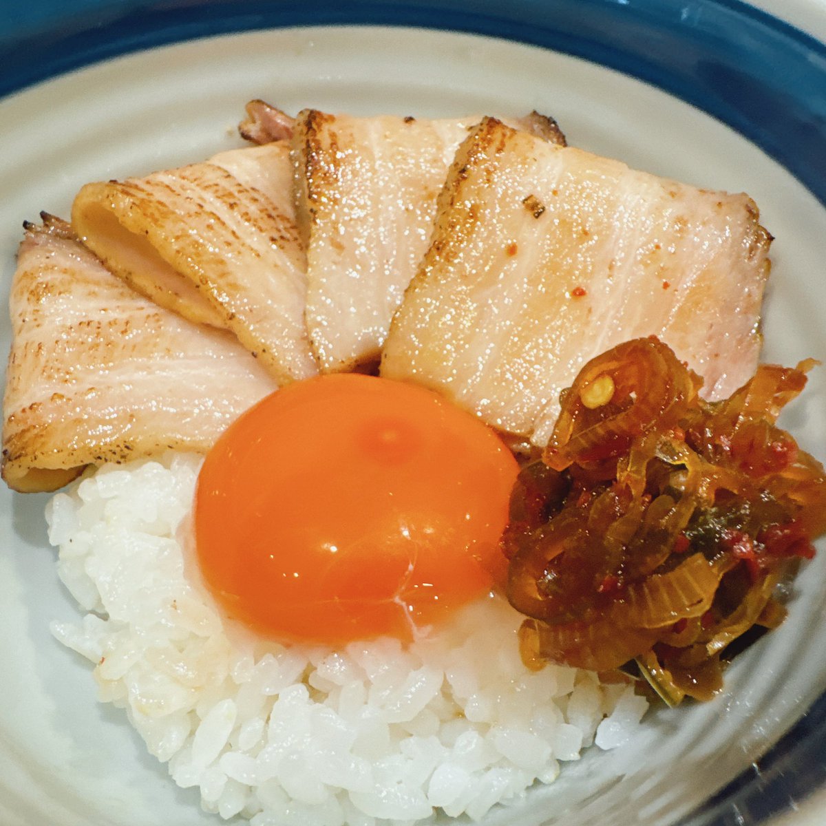 Mighty_Wing's tweet photo. 僕が好きなお店はどこも当然の事ながらデフォが旨いっ！

となれば日々ブラッシュアップされている #麺庵利休 さんが気になりますよね？
行ってみましょう！

13:58着前客7後客D+N

中華そば(醤油)＋梅里豚吊るし焼きご飯＋ハイボール(おつまみ付)

スープを一口飲めば…
おや？
赤身魚の風味がしますね？
最初、鮪の血合かとも思いましたが聞けば鰹節を足したとの事
おかげで酸味と旨味が足されたように感じます♬

吊るし焼きご飯は梅里豚と言うと茨城ですね
チャーシューに定評のある利休さんですから当然の如く、吊るし焼きも旨い！
バラの甘い脂と真っ赤卵の濃厚な黄身、ネギと青唐の醤油漬けのアクセントも含め最高かよ♬

おつまみは蛍烏賊の梅とマスタード和え
丁寧な下処理がされていてお酒が進んじゃいますね♬

Dがプティクラ食べていたので味変用に1杯プレゼント

サクッと完飲完食！
ご馳走様でした！
(￣^￣)ゞ
