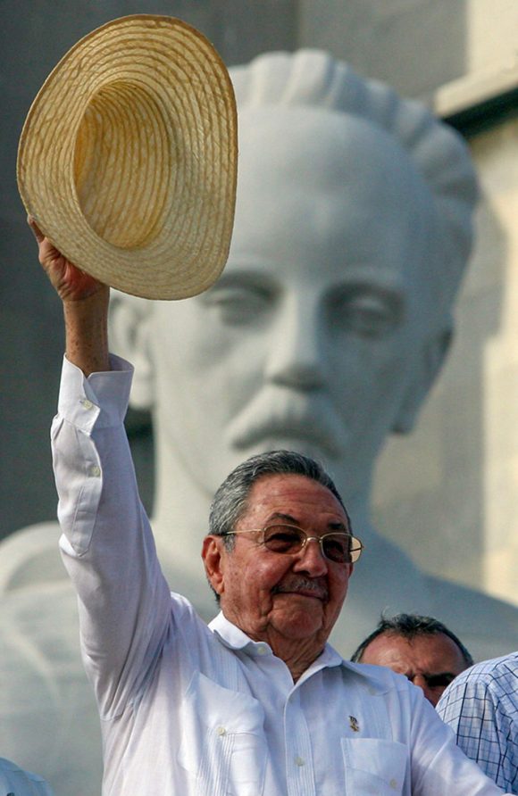 Hoy es el cumpleaños del General de Ejército Raúl Castro Ruz, líder de la Revolución Cubana. Para él, todo nuestro cariño, nuestro respeto y gratitud sin límites. Desde el Ministerio de Cultura le deseamos muchas felicidades y mucha salud. Y le enviamos un gran abrazo.