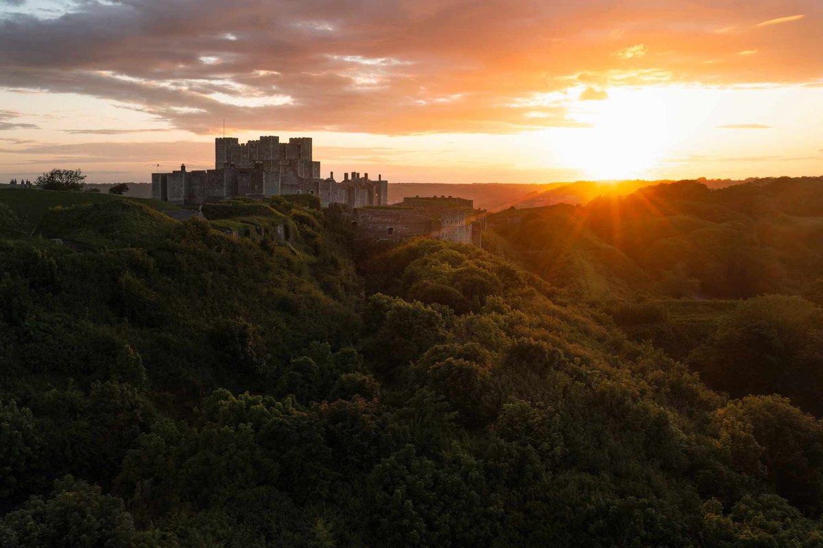 BBCRadioKent's tweet photo. Dover Castle at sunset. 🌅 Thank you to Matt Pennal for today’s #PhotoOfTheDay 📸 https://t.co/PV94Sm46rV
