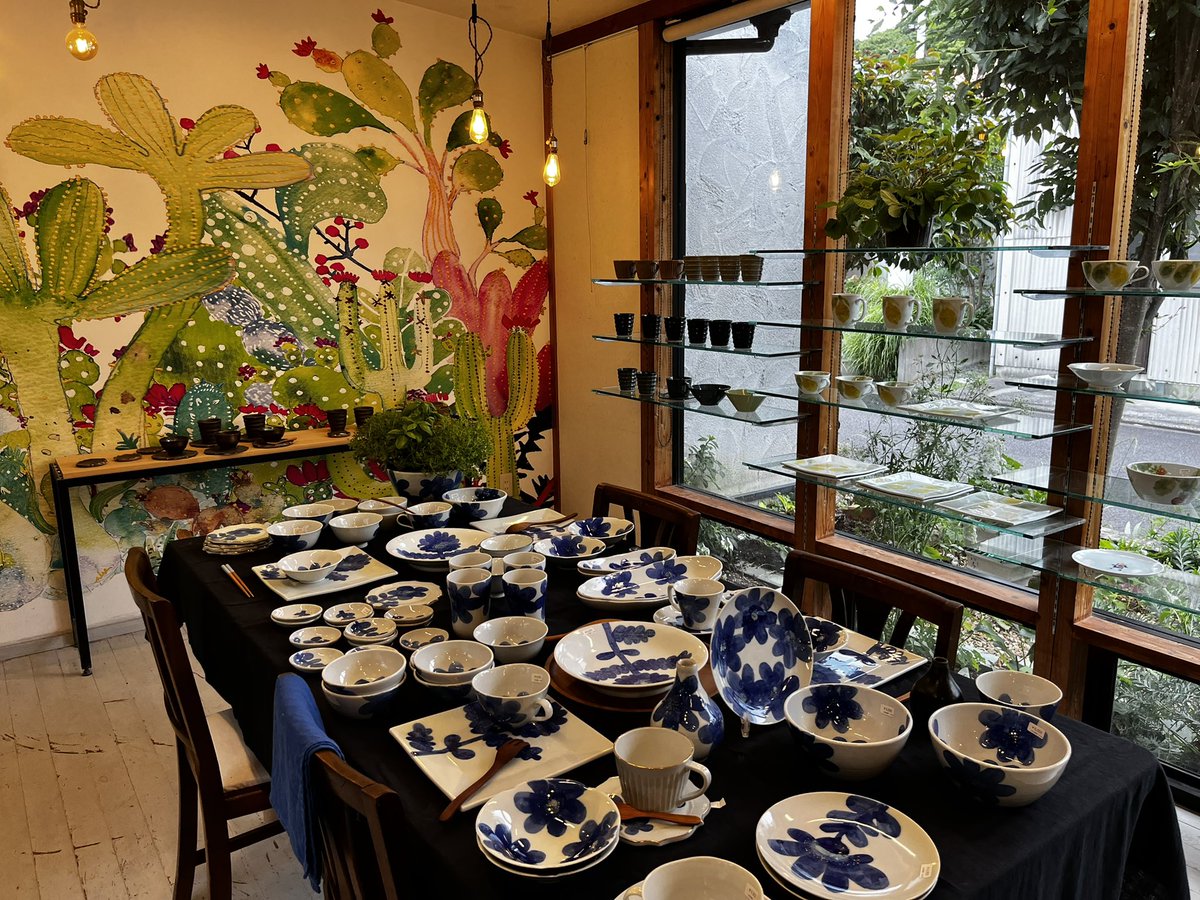 Japanbyartisans's tweet photo. We visited "Higashigama" in Ehime Prefecture. 
They carefully craft traditional Tobe ware with love.

A designer from the Philippines is painting the beautiful patterns on this Tobe ware. https://t.co/4g7iRL5T7c
