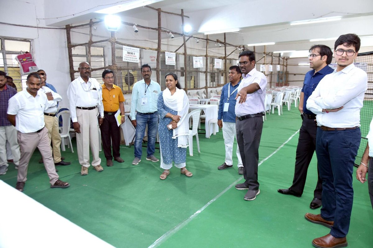 airnews_hyd's tweet image. నిజామాబాద్ జిల్లా డిచ్పల్లిలోని పార్లమెంట్ నియోజకవర్గ ఓట్ల లెక్కింపు కేంద్రాన్ని  జనరల్ అబ్జర్వర్ ఎలిస్ వజ్ ఆర్ తో కలిసి @Collector_NZB  రాజీవ్ గాంధీ హనుమంతు, @cp_nizamabad కల్మేశ్వర్ సందర్శించారు.  
#Counting #ElectionCounting