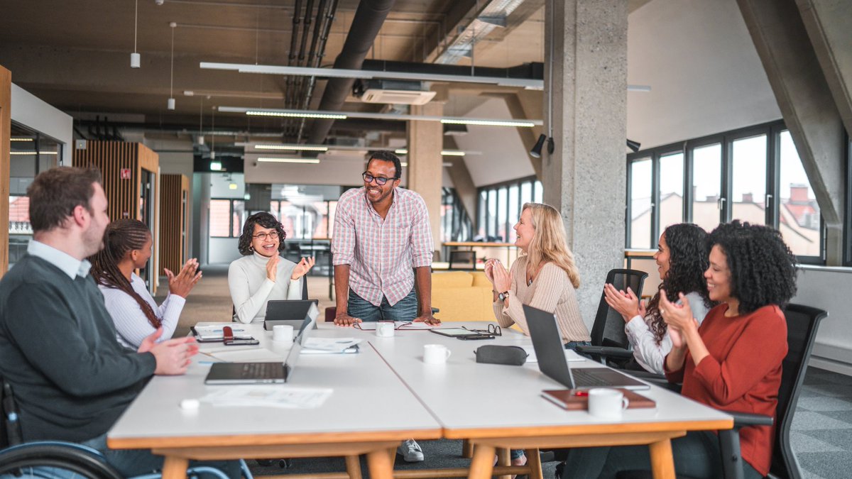 Reviewing and reiterating company values helps align daily actions with organisational aspirations, ensuring everyone is on the same page📄Regularly appreciating these values in action can reinforce a shared mission and enhance team cohesion 🤝