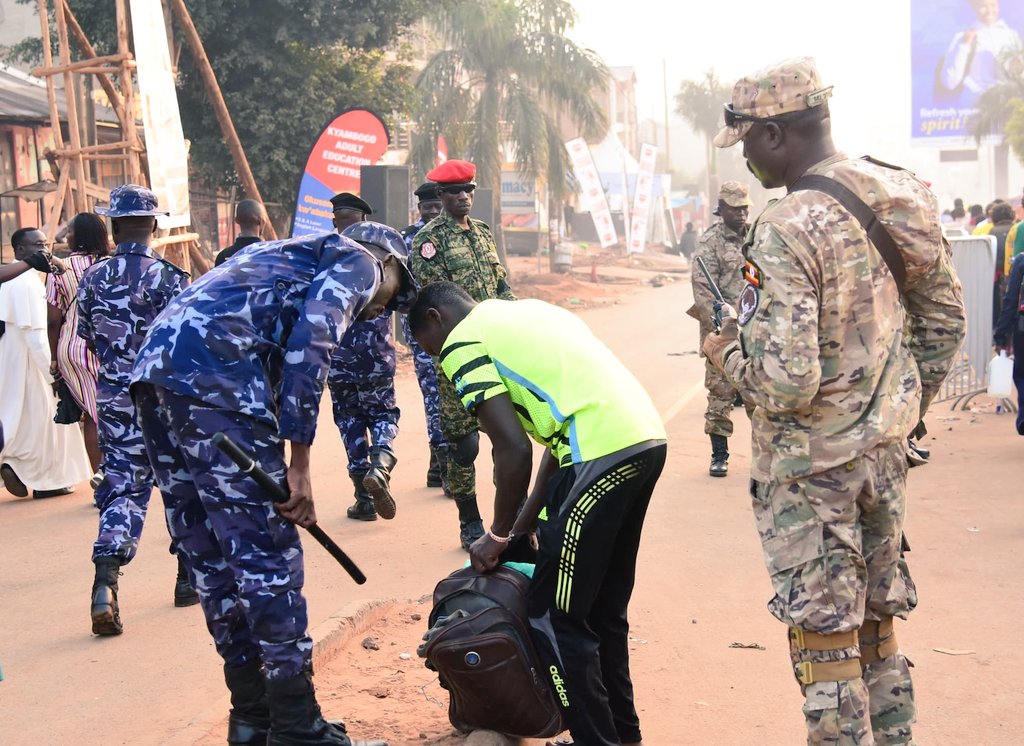 uga_one's tweet photo. A man carrying building tools has been stopped by Police and advised to use a different route on Kyaliwajala - Namugongo road.
#UGAStories https://t.co/SM7CVvngL0